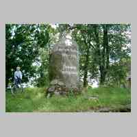 076-1023 Plibischken im Juni 2003. Die Inschrift des Gedenk-steines vor der Kirche ist von Unbekannten erneuert worden.JPG